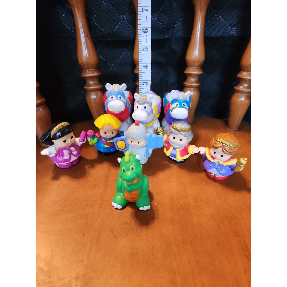 2003 Fisher-Price Little People, “Lil' Kingdom Palace" set 9 Figures Inc Dragon